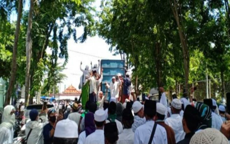 Massa FPI Madura Serukan Tuntutan Di Mapolres Sampang