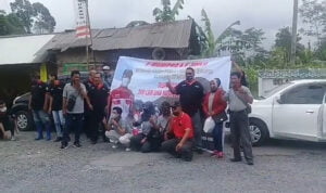 Wartawan Probolinggo Bagi Sembako Kepada Warga Gunung Semeru