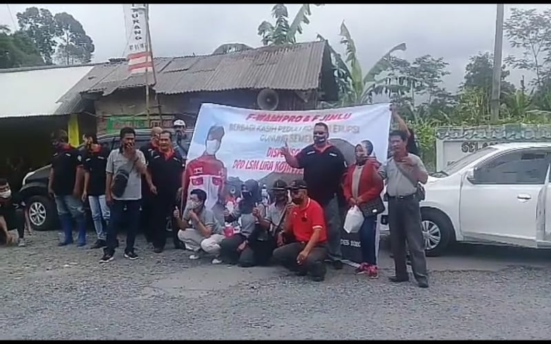 Wartawan Probolinggo Bagi Sembako Kepada Warga Gunung Semeru