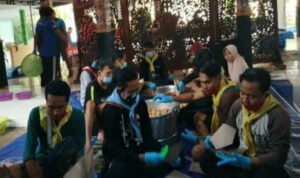 Ketika Relawan dan Sispala Peduli Banjir di Pamekasan
