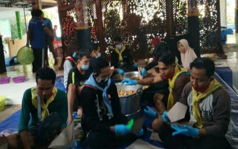 Ketika Relawan dan Sispala Peduli Banjir di Pamekasan