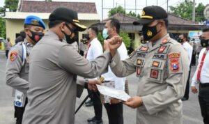 27 Personil TNI-Polri Berprestasi Dapat Penghargaan Dari Kapolres Pamekasan