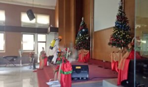 Jelang Natal, Seluruh Gereja Didesinfeksi Relawan di Pamekasan