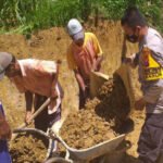 Bhabinkamtibmas Gotong Royong Membangun Plengsengan di Pamekasan