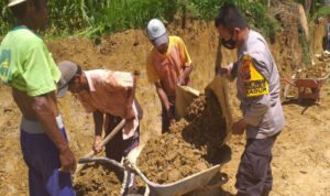 Bhabinkamtibmas Gotong Royong Membangun Plengsengan di Pamekasan