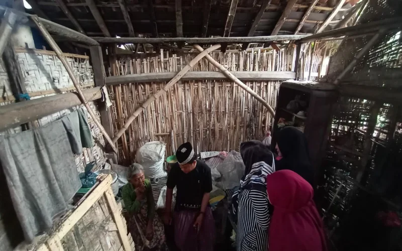 Nenek Sebatang Kara Di Sumenep, Belum Tersentuh Bantuan Pemerintah