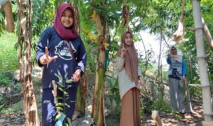 Sedekah Oksigen Ala Pecinta Alam di Pamekasan