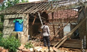Diterpa Angin Kencang, Dapur Warga Di Pamekasan Ambruk
