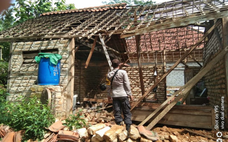 Diterpa Angin Kencang, Dapur Warga Di Pamekasan Ambruk