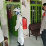 Petugas Pospam Camplong Sampang Lakukan Desinfeksi Pemukiman Pesisir