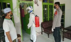 Petugas Pospam Camplong Sampang Lakukan Desinfeksi Pemukiman Pesisir