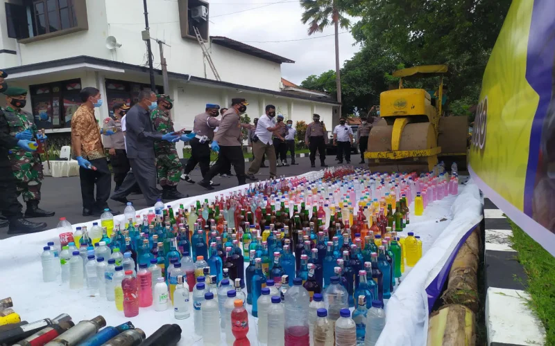 Polres Bondowoso Musnahkan Ratusan Miras dan knalpot Brong