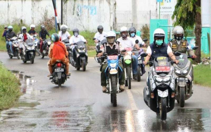 Pastikan Kondisi Jalan Kabupaten, Bupati Pamekasan Naik Motor