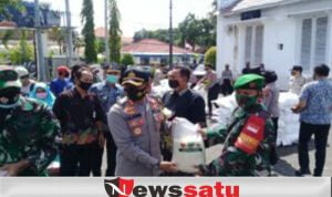 Polres Probolinggo Kota Bagikan Sembako Covid 19 Pada Warga