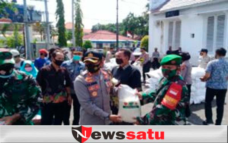 Polres Probolinggo Kota Bagikan Sembako Covid 19 Pada Warga