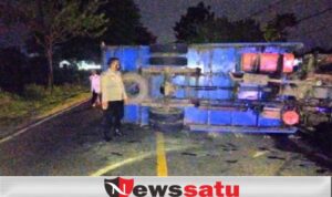 Akses Jalan Pamekasan Tertutup Akibat Truk Terguling