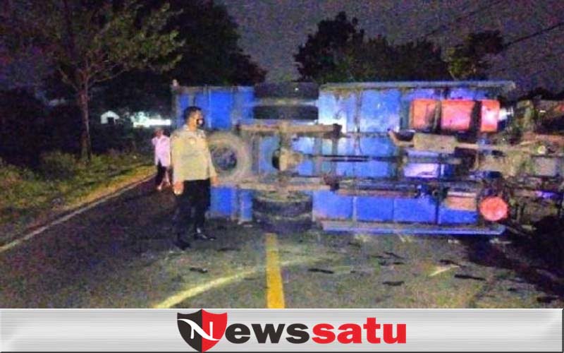 Akses Jalan Pamekasan Tertutup Akibat Truk Terguling
