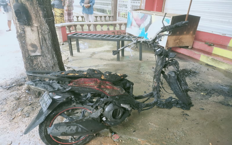 Isi Bensin Eceran Sambil Ngerokok, Sepeda Motor Milik Warga Sumenep Hangus Terbakar