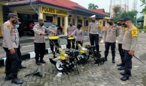 Peduli Pertanian Sampang, Kapolres Sampang Sumbang 2 Handtraktor