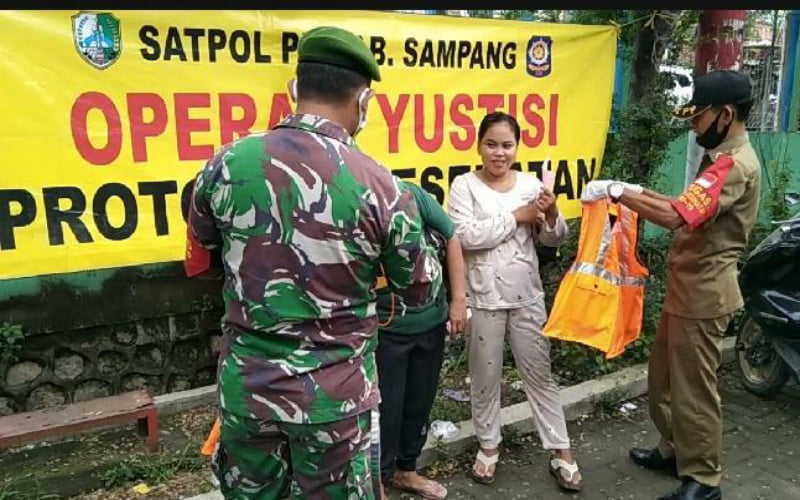 TNI AD Beri Penghargaan Disiplin Prokes di Sampang