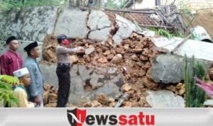 Hujan Deras, Penahan Tebing Longsor Di Desa Plakpak Pamekasan