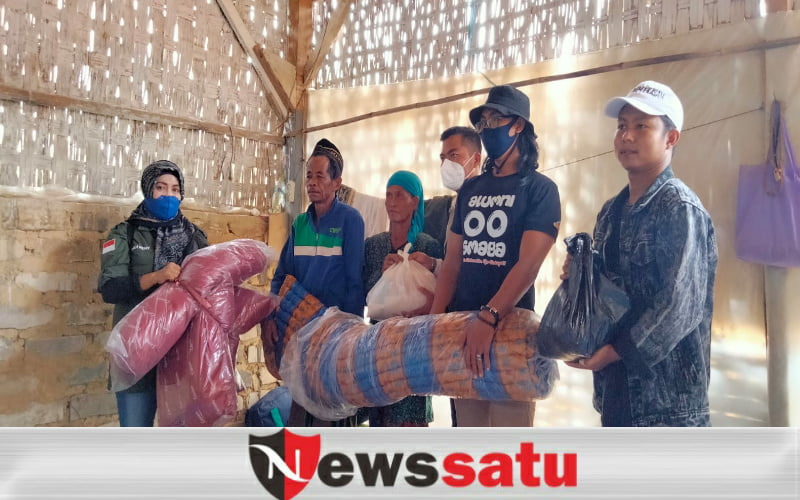 Nenek Tunanetra di Pamekasan Diberi Bantuan