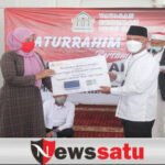 Anggota DPR RI MH Said Abdullah menyerahkan secara simbolis bantuan operasional kepada perwakilan guru ngaji di Masjid Fathimah Binti Said Gauzan di Desa Jabaan, Manding, Sumenep