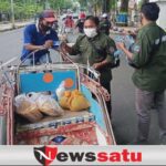 Kedelai Mahal, Wartawan Online Bagikan Tahu Gratis di Pamekasan