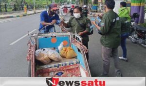 Kedelai Mahal, Wartawan Online Bagikan Tahu Gratis di Pamekasan