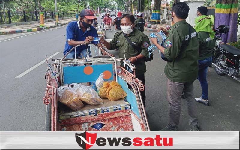 Kedelai Mahal, Wartawan Online Bagikan Tahu Gratis di Pamekasan