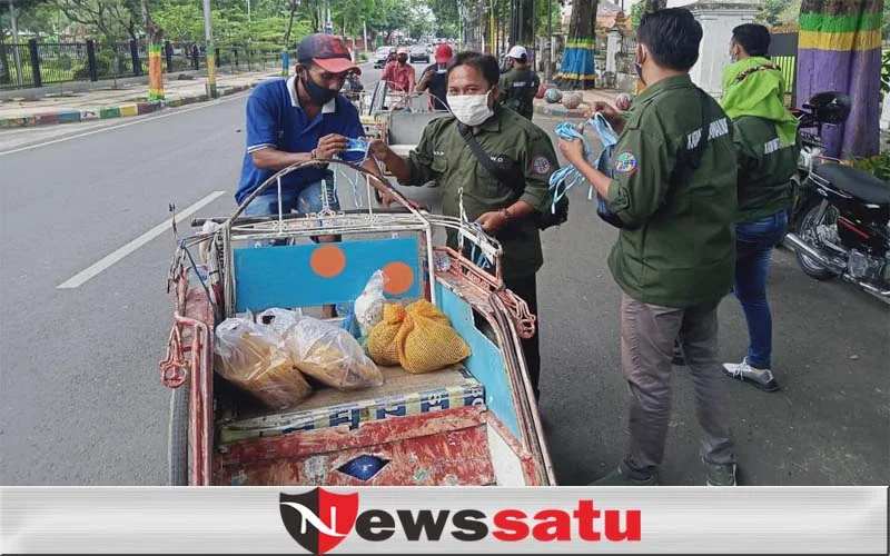 Kedelai Mahal, Wartawan Online Bagikan Tahu Gratis di Pamekasan