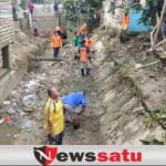 Pasca Banjir, Warga dan Relawan Bersihkan Aliran Sungai di Pamekasan
