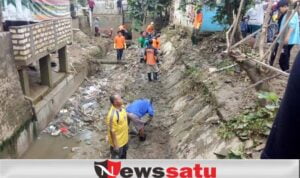 Pasca Banjir, Warga dan Relawan Bersihkan Aliran Sungai di Pamekasan