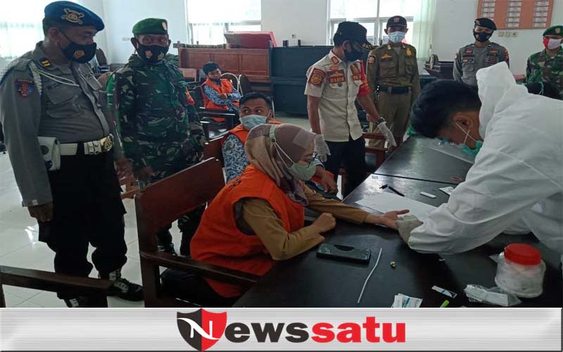 Satgas Covid-19 Gelar Operasi Yustisi Perkantoran dan Perbankan di Sampang