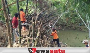 Tak Ingin Kecolongan Banjir, BPBD Pamekasan Getol Bersihkan Aliran Sungai
