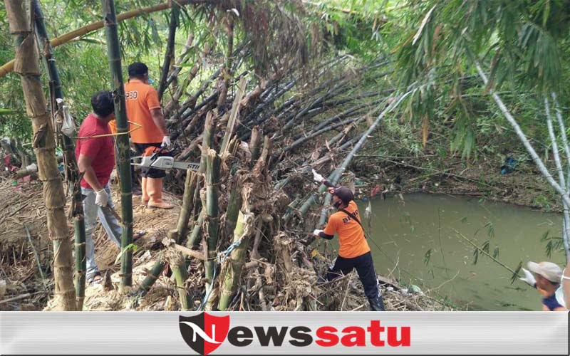 Tak Ingin Kecolongan Banjir, BPBD Pamekasan Getol Bersihkan Aliran Sungai