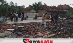 Wartawan dan Relawan di Pamekasan Santuni Korban Kebakaran