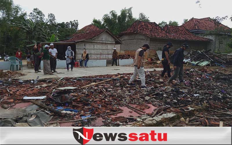 Wartawan dan Relawan di Pamekasan Santuni Korban Kebakaran