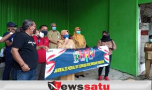 HPN 2021, Wartawan Bersama Forkopimda Kota Probolinggo Bagikan Masker