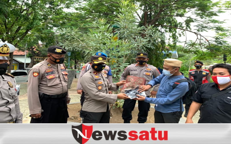 Bangkitkan Ekonomi, Jurnalis Kraksaan dan Polres Probolinggo Bagikan Masker ke PKL