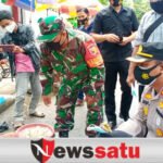 TNI Polri Kompak Bersama Wartawan Bagikan Masker di Pamekasan