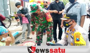 TNI Polri Kompak Bersama Wartawan Bagikan Masker di Pamekasan