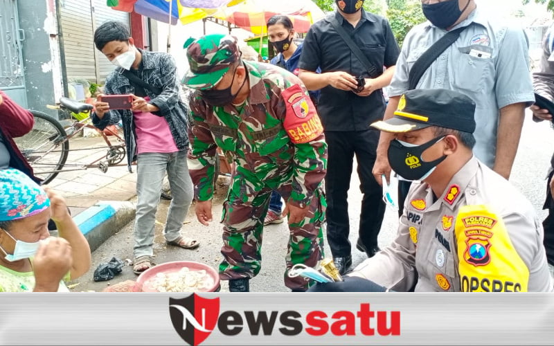 TNI Polri Kompak Bersama Wartawan Bagikan Masker di Pamekasan