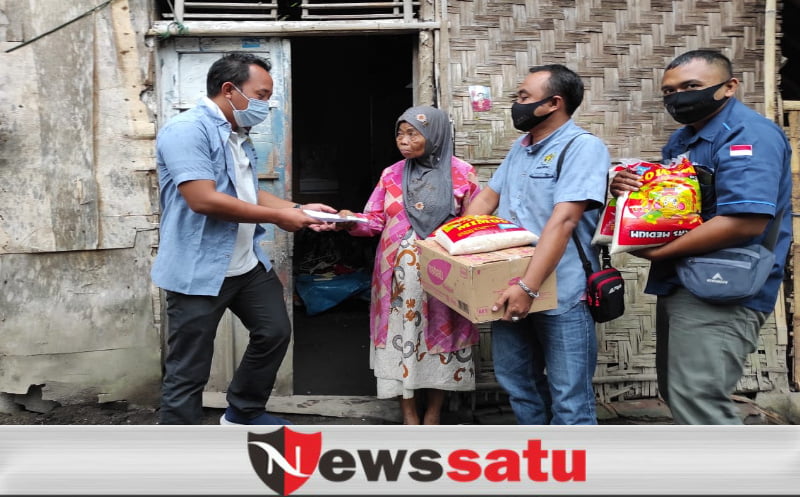 PWI Bondowoso Beri Bantuan Kepada Nenek Satriya