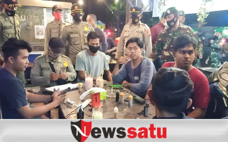 TNI-Polri Disiplinkan Prokes Pengunjung Cafe di Pamekasan