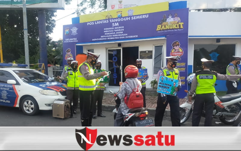Satlantas Polres Bondowoso Bagikan Ribuan Masker Setiap Hari