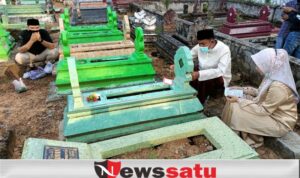Jelang Pelantikan, Achmad Fauzi Bupati Terpilih Nyekar Ke Makam Orangtuanya