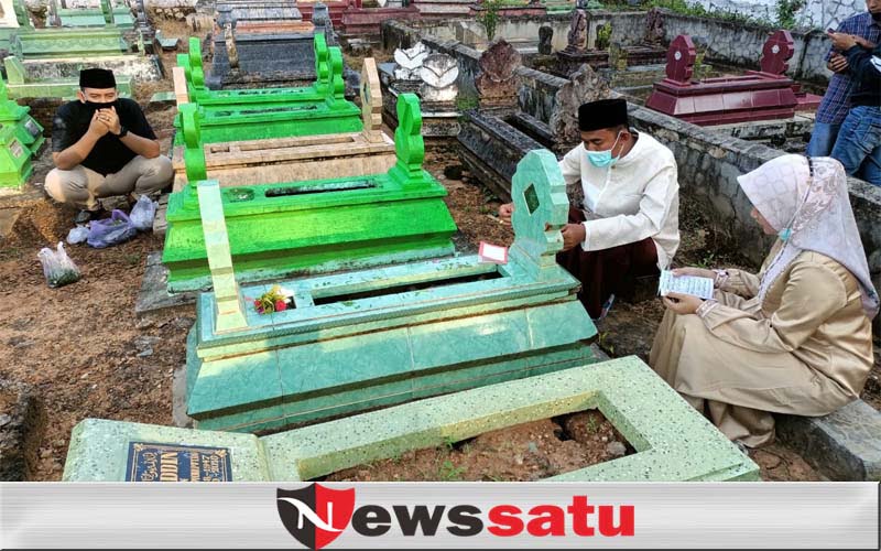 Jelang Pelantikan, Achmad Fauzi Bupati Terpilih Nyekar Ke Makam Orangtuanya