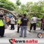 Pohon Tumbang Timpa 2 Mobil dan Tutup Akses Jalan di Pamekasan