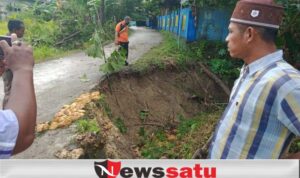 Akses Jalan Gladak Anyar Pamekasan Amblas